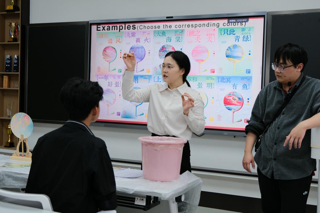 漆扇映灯韵 非遗润匠心——我校荆楚灯会传承基地为印尼研学团开展漆扇体验课-艺术与传媒学院